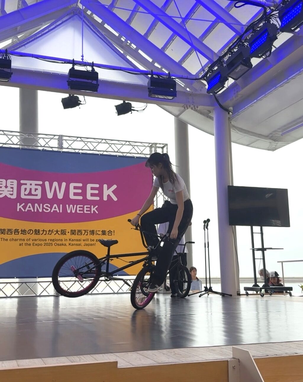 BMX 写真で判断お願いします 教育学部＞伊藤聖真さんが大阪・関西万博でBMXを披露しました。 | 大和大学